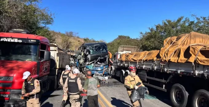 Ônibus que saiu do ES e ia para a Bahia se envolve em grave acidente com mortes na BR 259 em Governador Valadares (MG)