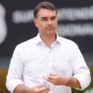 Fachin nega pedido de Flávio Bolsonaro para suspeição de Moraes no caso Dark Horse