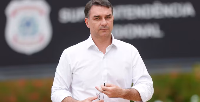Fachin nega pedido de Flávio Bolsonaro para suspeição de Moraes no caso Dark Horse