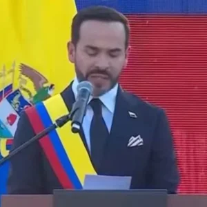 Abelardo de la Espriella toma posse como presidente da Colômbia com discurso militar e promessa de 'reconstrução'