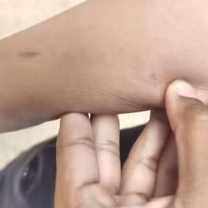 Mãe é presa após agredir menino autista de 7 anos que bagunçou cabelo de sua filha em escola de João Pinheiro, MG