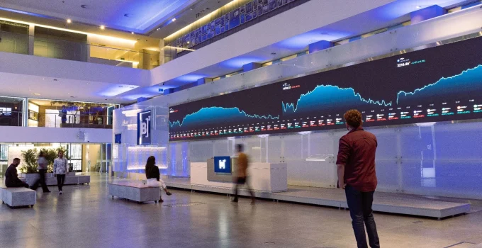 Bolsa Brasileira Atinge Recordes Históricos Apesar de PIB Lento e Saída do G10 das Maiores Economias