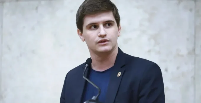 Fogo na Câmara: Vereador bolsonarista critica "infantilidade" de colega em votação tensa sobre mototáxi