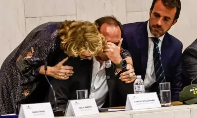 Carlos Bolsonaro se emociona em homenagem na Alesp e declara que pai é vítima de 'desumanidade'