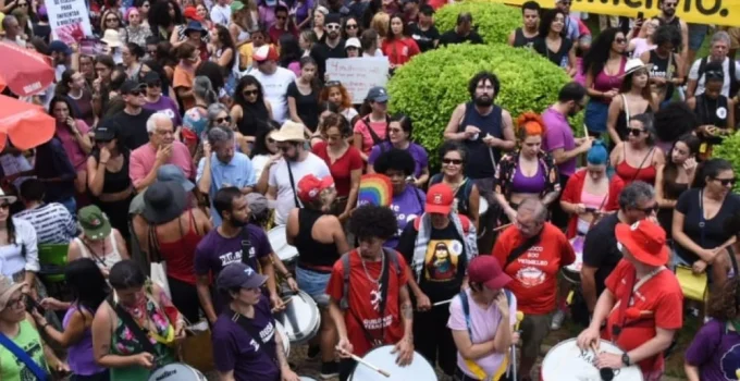 Mulheres tomam as ruas de BH em protesto contra feminicídios: 'Queremos viver sem medo'
