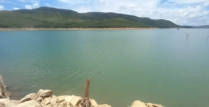 Homem Desaparece em Rio de 35 Metros de Profundidade Após Barco Virar no Sul de Minas; Buscas Continuam