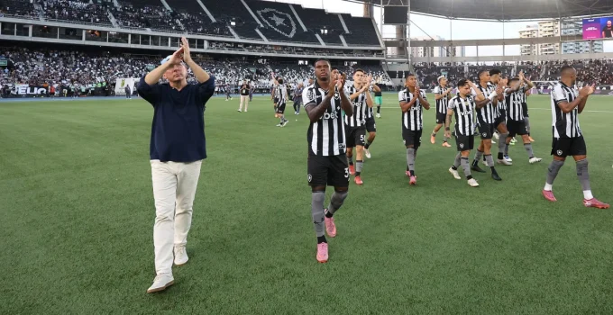 John Textor celebra 'temporada louca' do Botafogo e promete luta por título na Libertadores