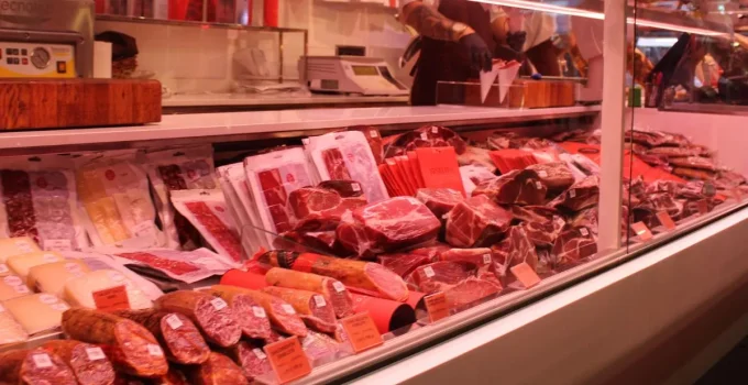 Carnes em BH: Preços de porco e frango saltam mais de 200% em diferentes açougues da Grande BH
