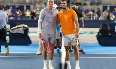 João Fonseca protagoniza noite divertida em Miami com Alcaraz, mas cede virada no supertiebreak