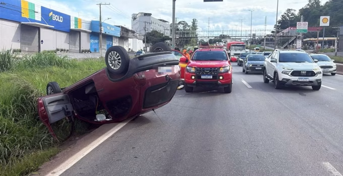 Carro Capota no Anel Rodoviário de BH Próximo ao Bairro Caiçara; Uma Vítima Atendida