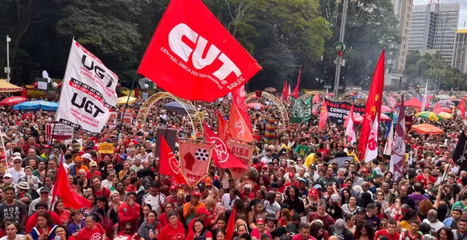 Manifestantes ocupam Paulista contra PL da Dosimetria e acusam Congresso de ser 'inimigo do povo'