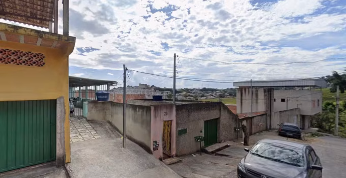 Mulher comemora derrota do Cruzeiro com hino do Corinthians e vizinho é suspeito de atirar contra casa em Vespasiano