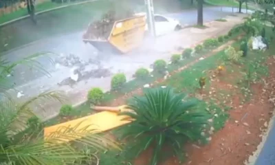 Vídeo flagra motorista perdendo controle e atingindo caçamba em via movimentada no Buritis, BH