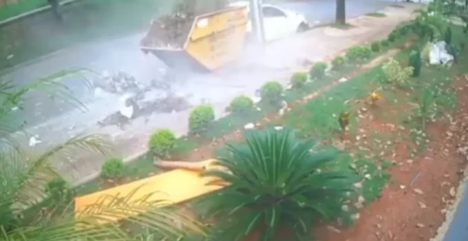 Vídeo flagra motorista perdendo controle e atingindo caçamba em via movimentada no Buritis, BH