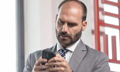 Eduardo Bolsonaro vira alvo de piadas em evento após Trump blindar Moraes da Lei Magnitsky