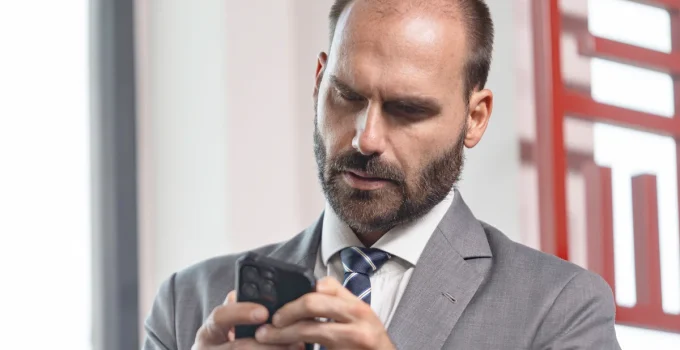 Eduardo Bolsonaro vira alvo de piadas em evento após Trump blindar Moraes da Lei Magnitsky