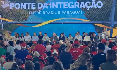 Gleisi compara família Bolsonaro a "faca no pescoço" do Brasil; Lula critica Ratinho Jr. em Foz do Iguaçu