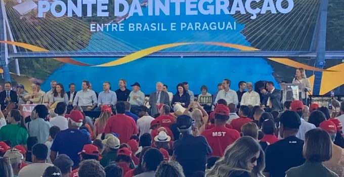 Gleisi compara família Bolsonaro a "faca no pescoço" do Brasil; Lula critica Ratinho Jr. em Foz do Iguaçu