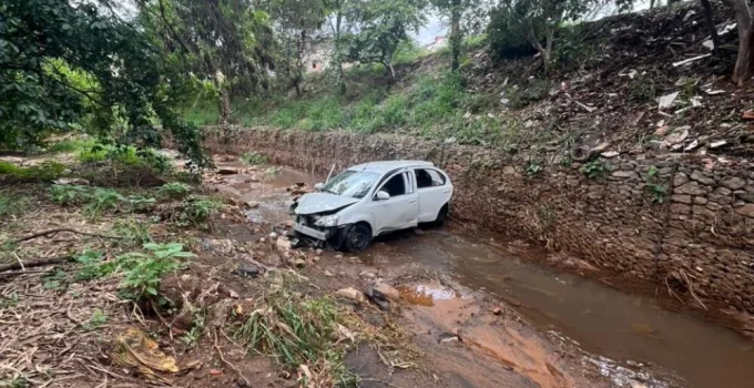 Carro Despenca em Córrego na Pompeia, Região Leste de BH, Após Perder Freios em Descida