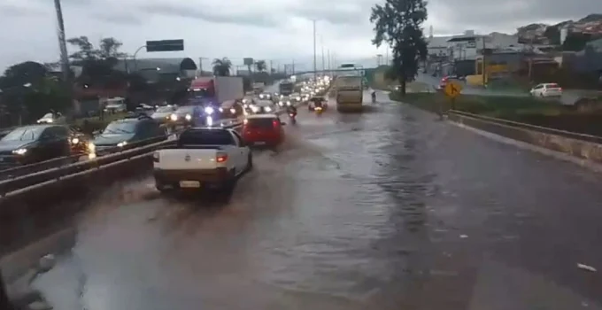 Alerta da Defesa Civil: Chuvas fortes e ventos de até 45 km/h podem atingir Belo Horizonte nas próximas horas