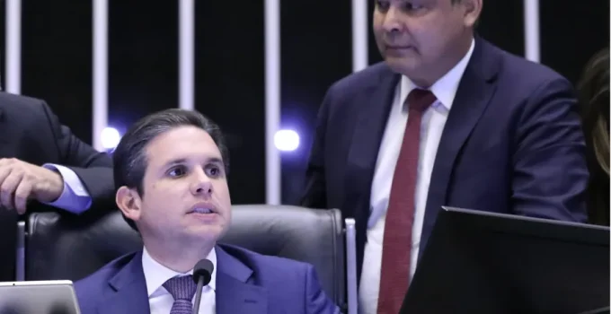 Motta busca reaproximação com PT na Câmara e se reúne com Lindbergh Farias