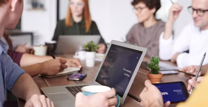 Empresa em MG é condenada a pagar R$ 5 mil por eleger funcionária como 'Rainha do Absenteísmo'