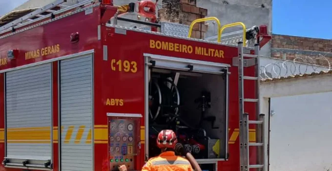 Tomada danificada causa incêndio em residência e alerta para riscos em Ribeirão das Neves