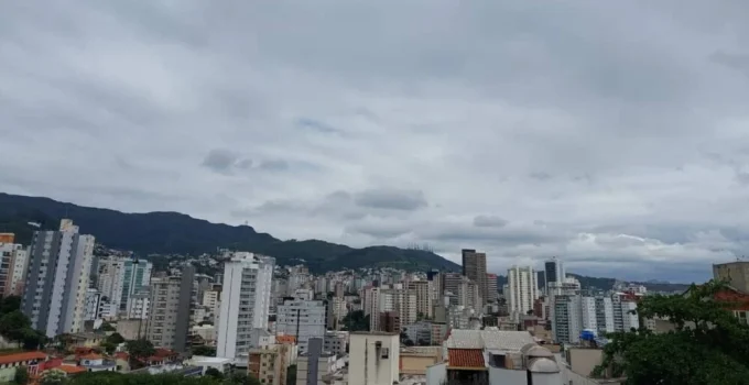 Alerta de Chuvas Fortes em BH: Defesa Civil emite aviso para esta segunda-feira (22) com ventos e raios