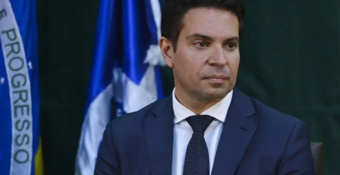 Ramagem e Eduardo Bolsonaro perdem passaporte diplomático após cassação de mandato