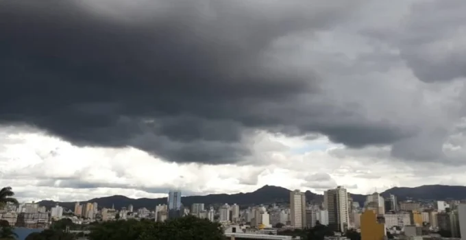 Alerta Amarelo em Minas Gerais: Cinco Cidades Sob Risco de Chuvas Intensas e Ventanias