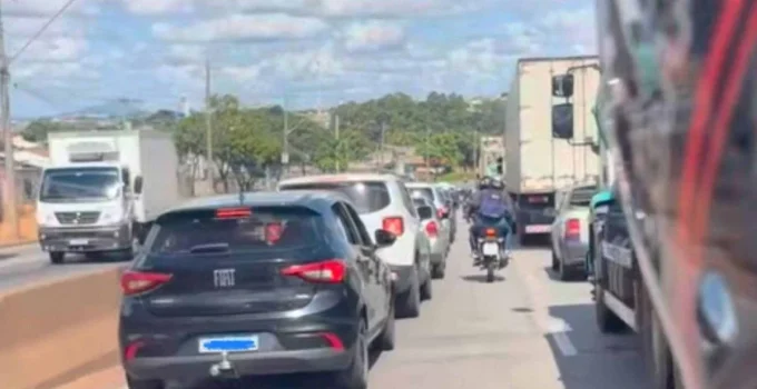 Acidente Fatal na Via Expressa de Contagem: Motociclista Morre em Colisão com Carreta e Trânsito é Interditado