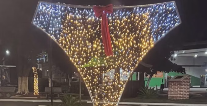 Calcinha Iluminada em Decoração de Natal Gera Polêmica e Debate em Monte Belo, Sul de Minas