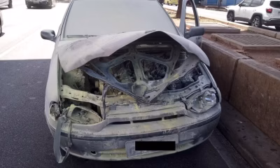 Carro em chamas causa grande congestionamento na Avenida Tereza Cristina, no Prado, em BH; ninguém se feriu