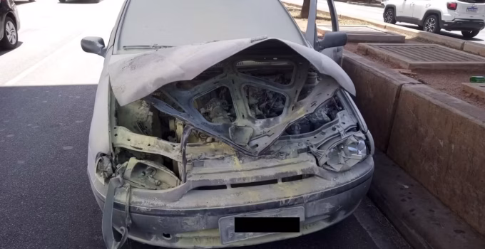 Carro em chamas causa grande congestionamento na Avenida Tereza Cristina, no Prado, em BH; ninguém se feriu