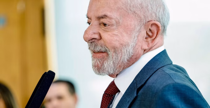 Lula acena para fim da jornada 6x1, celebra isenção do IR e reforça soberania após tarifaço