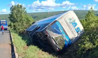 Ônibus com 46 passageiros tomba na BR-251 em Minas Gerais após manobra arriscada de carreta