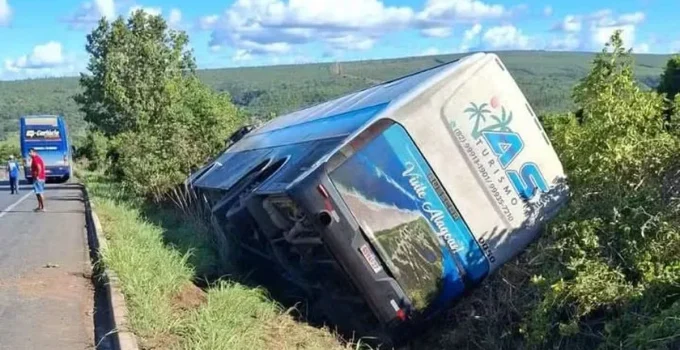 Ônibus com 46 passageiros tomba na BR-251 em Minas Gerais após manobra arriscada de carreta