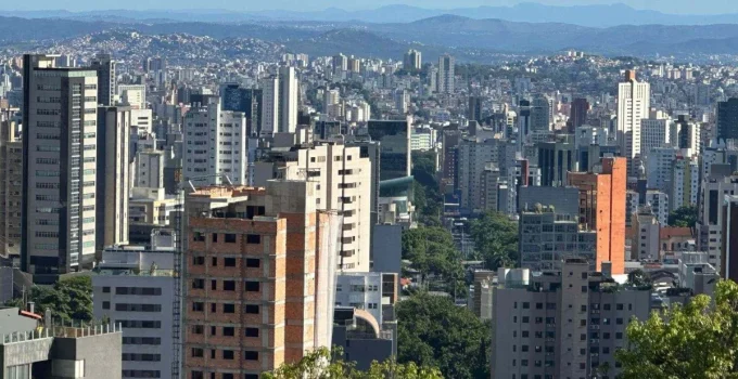Natal em BH: Calor intenso de 33°C pode dar lugar a pancadas de chuva no fim do dia, alerta Inmet