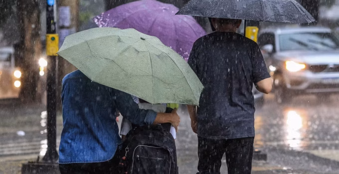 Chuva forte de Natal causa transtornos na Região Noroeste de BH e assusta moradores