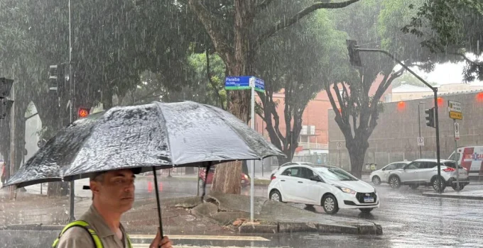 Natal chuvoso em BH: Defesa Civil emite alerta e orienta moradores sobre riscos de temporais