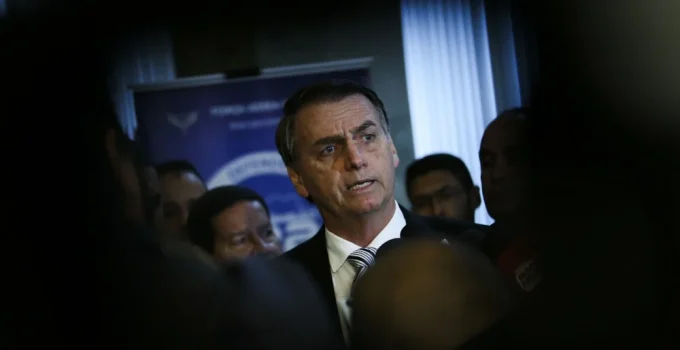Bolsonaro pode passar por nova intervenção médica para tratar soluços persistentes
