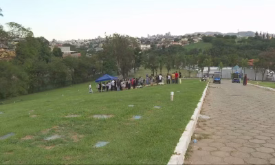 Corpo de Teuda Bara, ícone do teatro mineiro e fundadora do Grupo Galpão, é enterrado em Belo Horizonte