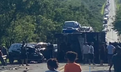 Engavetamento com 10 veículos bloqueia BR-135 no Norte de Minas e deixa seis feridos; uma vítima é levada de helicóptero