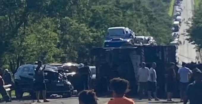 Engavetamento com 10 veículos bloqueia BR-135 no Norte de Minas e deixa seis feridos; uma vítima é levada de helicóptero