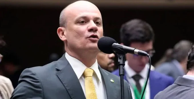 Oposição Suspende Recesso e Pressiona por Impeachment de Alexandre de Moraes
