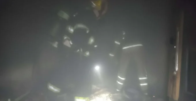 Briga entre irmãos termina com casa incendiada no Alto Vera Cruz, em Belo Horizonte; suspeito fugiu