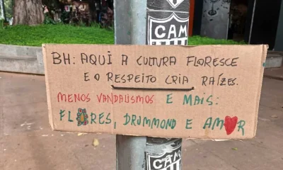 Recado de 'Menos Vandalismo e Mais Flores' Surge Onde Estátua de Roberto Drummond Foi Derrubada na Savassi