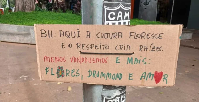 Recado de 'Menos Vandalismo e Mais Flores' Surge Onde Estátua de Roberto Drummond Foi Derrubada na Savassi