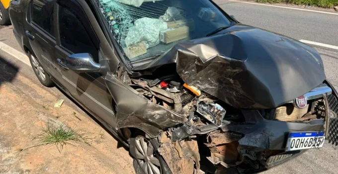 Carro de luxo abandonado em acidente no Anel Rodoviário de BH era roubado e clonado