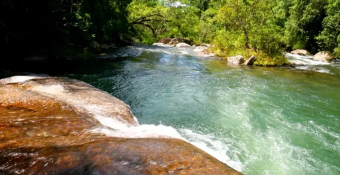 Tragédia em Passa Quatro: Pai que não sabia nadar morre ao tentar salvar filha em cachoeira